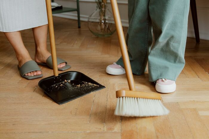 Practical life hacks for easy sweeping and cleaning hardwood floors efficiently