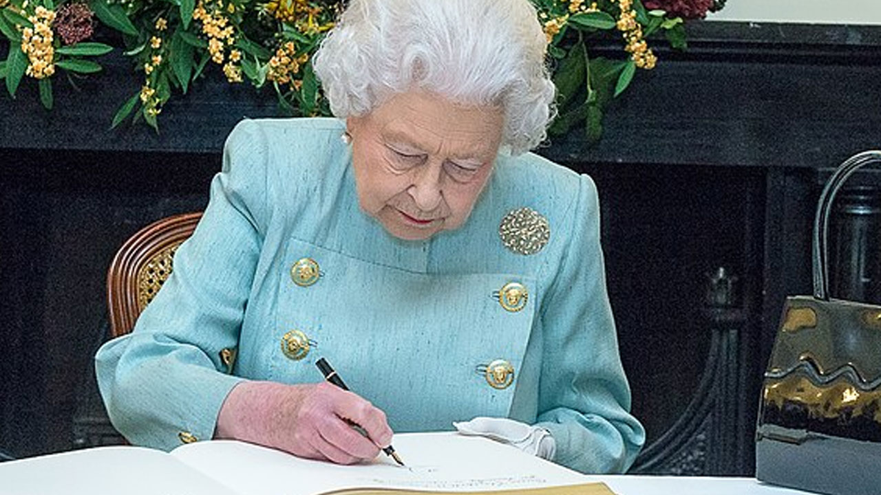 5 Words The Queen Wrote In Her Diary 2 Days Before She Left This World Have Finally Been Made Public