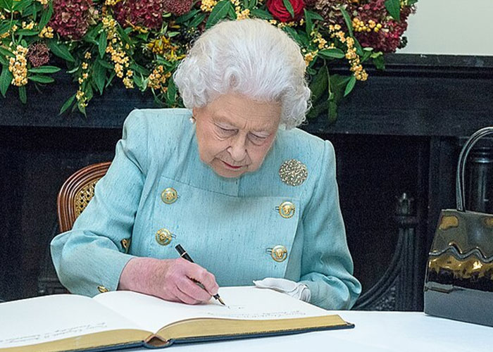 5 Words The Queen Wrote In Her Diary 2 Days Before She Left This World Have Finally Been Made Public