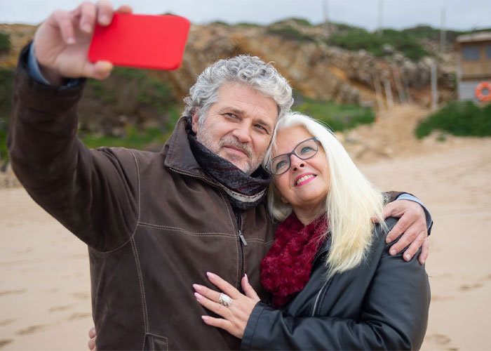 A man breaks up with girlfriend on a beach selfie before a daughter's wedding A man breaks up with girlfriend on a beach selfie before a daughter's wedding
