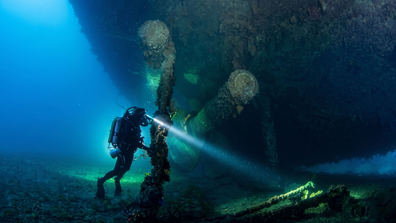 64 Unnerving Photos Of Submerged Objects That Show Why Some People Fear What’s Underwater (New Pics)