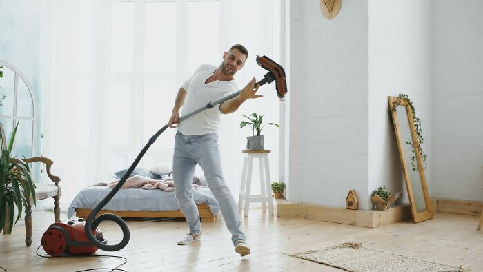 Women Who Never Lived With A Guy Share 50 Things That Surprised Them When They Moved In With One