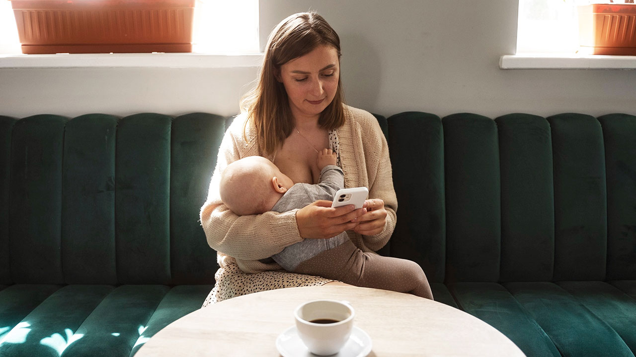 Woman Is Disgusted That A Teen Mom Is Doing What A Mother Is Supposed To, Nobody Lets Her Be A Bully