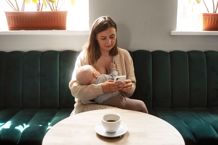 Woman Is Disgusted That A Teen Mom Is Doing What A Mother Is Supposed To, Nobody Lets Her Be A Bully Woman Is Disgusted That A Teen Mom Is Doing What A Mother Is Supposed To, Nobody Lets Her Be A Bully