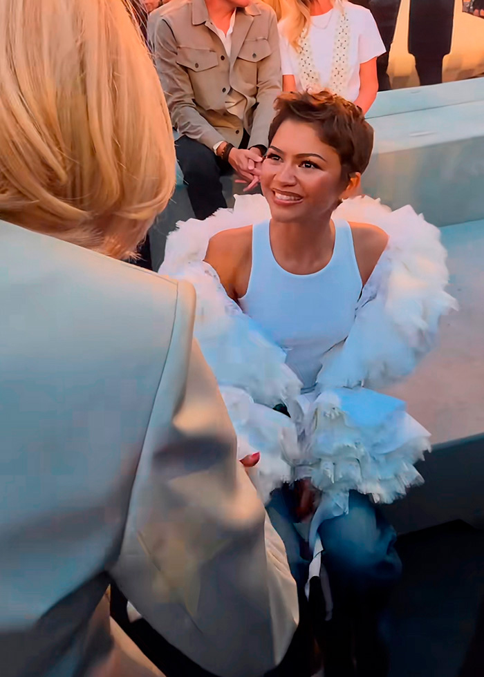 Zendaya smiles at France’s First Lady while sitting down at Paris Fashion Week Zendaya smiles at France’s First Lady while sitting down at Paris Fashion Week