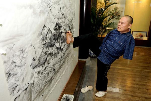 Armless Painter Paints With His Mouth & Feet