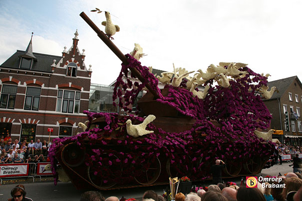 Gigantic Flower Sculpture Festival in Holland