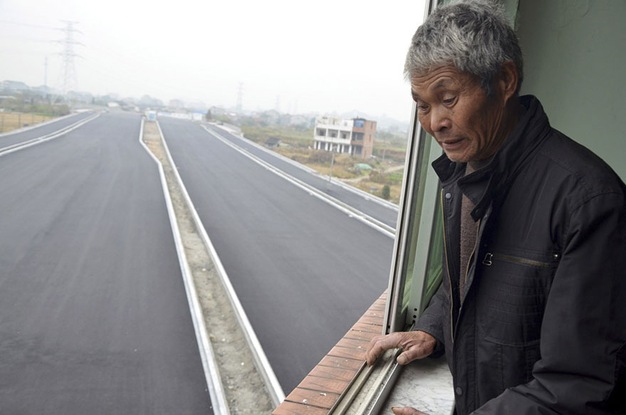 China's Government Paves a Highway Around Stubborn Homeowners