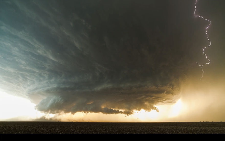 Mind-Blowing Supercell Thunderstorm Filmed Near Booker, Texas