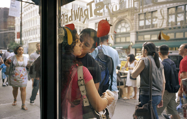 Street Photographer Spends 30 Years Capturing Kissing Couples of New York City