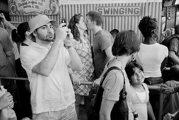 Street Photographer Spends 30 Years Capturing Kissing Couples of New York City