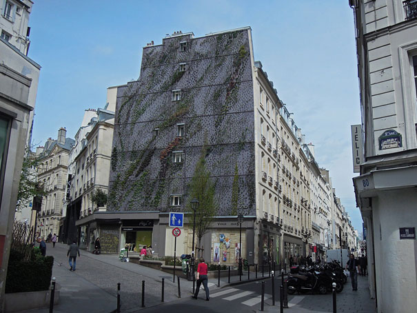 Stunning Vertical Garden Decorates Building In Paris (7 pics)