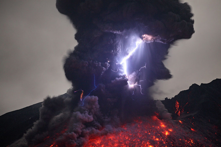 Frighteningly Beautiful Shots of Volcanic Lightning by Martin Rietze