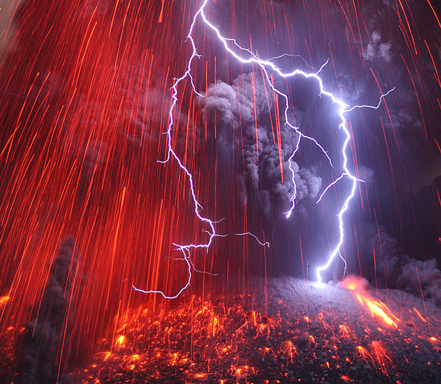 Frighteningly Beautiful Shots of Volcanic Lightning by Martin Rietze
